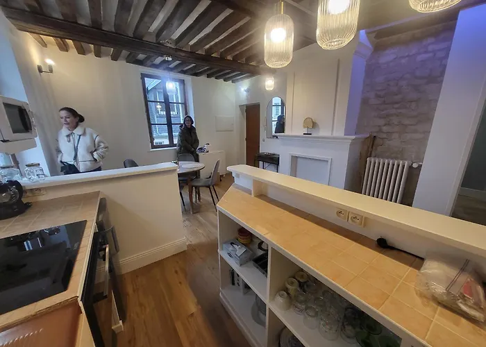 Centre Historique A Proximite A Pied De *